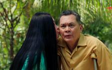 NSƯT Hữu Châu 'giật mình' vì nụ hôn của NSND Hồng Vân trong phim mới