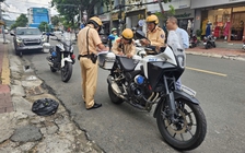 TP.HCM: CSGT nói đưa xe đến cẩu phương tiện, chủ xe mới xuất hiện