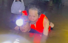 Mưa lũ miền Trung làm 8 người chết và mất tích, hơn 100.000 ngôi nhà ngập lụt