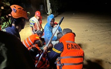 Lâm Đồng: Giải cứu 11 người bị cô lập trong dòng nước lũ