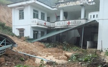 Quảng Ngãi: Sạt lở ập vào trạm y tế, mưa lũ gây chia cắt nhiều nơi