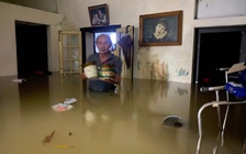 Vừa dọn nhà xong, người Huế tại tiếp tục vật lộn với nước lũ