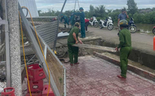 Cà Mau: Lốc xoáy quét qua xã Thanh Tùng, cuốn bay nhiều nhà cửa