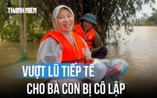 Vượt lũ tiếp tế thức ăn cho hàng trăm hộ dân bị cô lập
