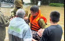 'Chị ơi đừng ngủ nghe!' - tiếng gọi nghẹn lòng giữa dòng lũ của anh công an Huế