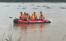 Giải cứu 8 người dân mắc kẹt giữa dòng lũ dữ trên sông Trà Khúc