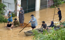 Quảng Ngãi: Nước lũ dâng nhanh, dân bỏ nhà chạy lũ