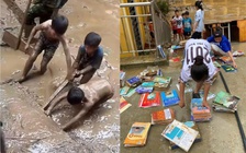 Xúc động cảnh học trò dọn bùn non, nhặt sách vở sau lũ