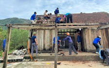 Thanh niên Hà Tĩnh giúp dân khắc phục thiệt hại sau bão số 10