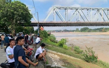 Lật tàu khiến 2 vợ chồng mất tích, Phú Thọ cấm mọi phương tiện lưu thông trên sông Lô