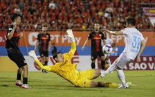 Đôi chân Văn Lâm khiến đội tuyển Việt Nam vừa mừng vừa... lo: 'Tường thép' trở lại