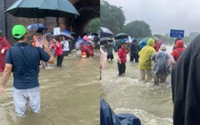 Khách Tây 'vượt lũ' ở Huế: Đến sân bay bằng đò, lội nước tham quan Đại nội