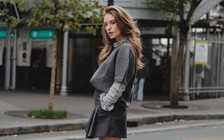 Cứ diện váy ngắn cùng bốt là tổng thể sẽ sang và chất