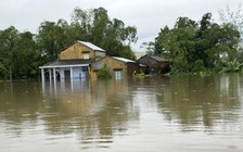 Những cuộc gọi ngắt quãng và nỗi bất an khi quê nhà chìm trong nước lũ