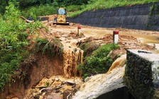 Cận cảnh sạt lở nghiêm trọng trên tuyến QL49 nối trung tâm TP.Huế - A Lưới