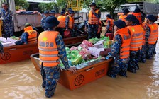Quân đội mở kho lương cứu trợ người dân miền Trung trong cơn 'đại hồng thủy'