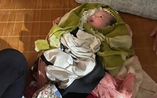 Quảng Trị: Bé gái sơ sinh còn nguyên dây rốn bị bỏ rơi trong nhà hoang