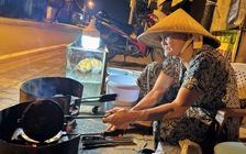 TP.HCM có hàng quán kỳ lạ: Cụ bà U.90 bán bánh kẹp lúc 0 giờ...