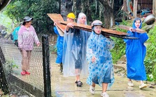 Thanh niên giúp người dân vùng bị mưa lũ chia cắt