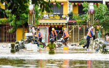 Phố cổ Hội An ngổn ngang sau trận lũ lịch sử