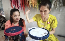 Đôi tay khuyết thêu tranh lên… lá bồ đề