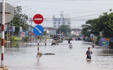 Nước lũ tràn về, hàng trăm nhà dân ngập lụt, QL1 tê liệt nhiều giờ
