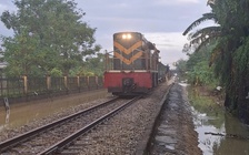 Thông tuyến đường sắt Bắc - Nam đoạn qua Huế sau 3 ngày chìm trong nước lũ