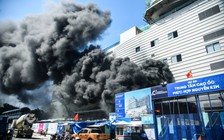 Khói lửa bao trùm công trình cao ốc, hàng trăm công nhân tháo chạy