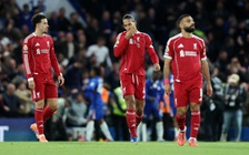 Van Dijk hóa ‘chú hề’, Liverpool thua đau Chelsea phút 90+5 và mất luôn ngôi đầu