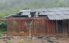 Thanh niên Sơn La vào bản giúp dân khắc phục hậu quả bão số 10