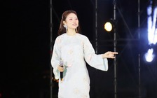 Phương Mỹ Chi khuấy động quảng trường Phan Thiết bằng giọng hát dân ca ngọt lịm