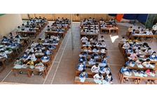 Thiếu phòng, học sinh phải làm bài thi ở… nhà để xe