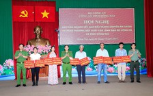 Bộ Công an thưởng tiền và xe máy cho 5 người có tin tố giác tội phạm