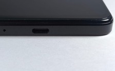 Lỗ tròn nhỏ cạnh cổng sạc điện thoại có công dụng gì?