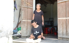 Bà ngoại già yếu bệnh tật và đứa cháu bị ảnh hưởng chất độc da cam