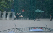 Bơi lội, đá bóng ở 'vịnh nước sâu' Mỹ Đình dưới mưa tầm tã