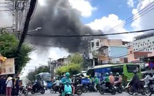 Cháy kho hàng đồ nhựa gần chợ truyền thống, tiểu thương hoảng loạn