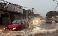 Hà Nội mưa lớn sau bão Matmo, nhiều tuyến phố đã ngập sâu