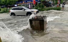 Hà Nội mưa lớn đến chiều nay, ngập lụt sâu hơn