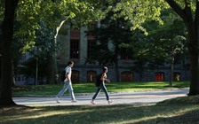 Mỹ muốn đại học giới hạn du học sinh ở mức 15%, bắt buộc thi đầu vào