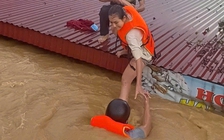 Thuyền du lịch chùa Hương cứu người mắc kẹt ở vùng lũ Thái Nguyên