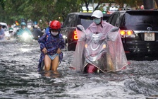 TP.HCM mưa lớn, nước ngập gần 3 tiếng trên đường Quốc Hương