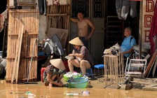 Cận cảnh đường phố Thái Nguyên tan hoang, xe cộ bám đầy bùn sau lũ rút