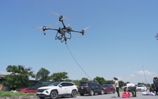 Drone xuyên lũ mang thuốc cứu bé 4 tháng tuổi sốt cao, co giật tại Thái Nguyên