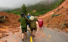 Đà Nẵng: Công an khiêng sản phụ vượt quãng đường sạt lở đến bệnh viện