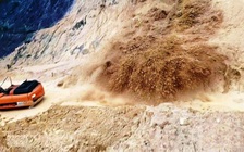 Đà Nẵng: Sạt lở, ngọn đồi đổ ầm ầm, tài xế xe múc may mắn thoát nạn