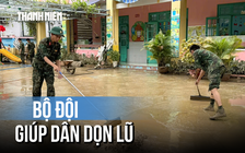 Bộ đội lội bùn từ mờ sáng giúp dân Đà Nẵng dọn dẹp sau lũ