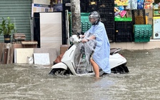 TP.HCM mưa lớn giữa trưa 1.11, đường Lê Văn Lương ngập sâu