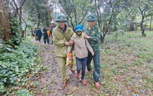 Xuyên rừng tìm kiếm người phụ nữ mất tích trong mưa lũ