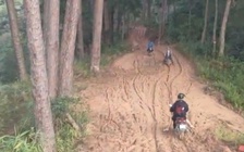 Sạt lở đèo D'Ran: Người dân băng rừng lội bùn đi làm, đưa con đi học